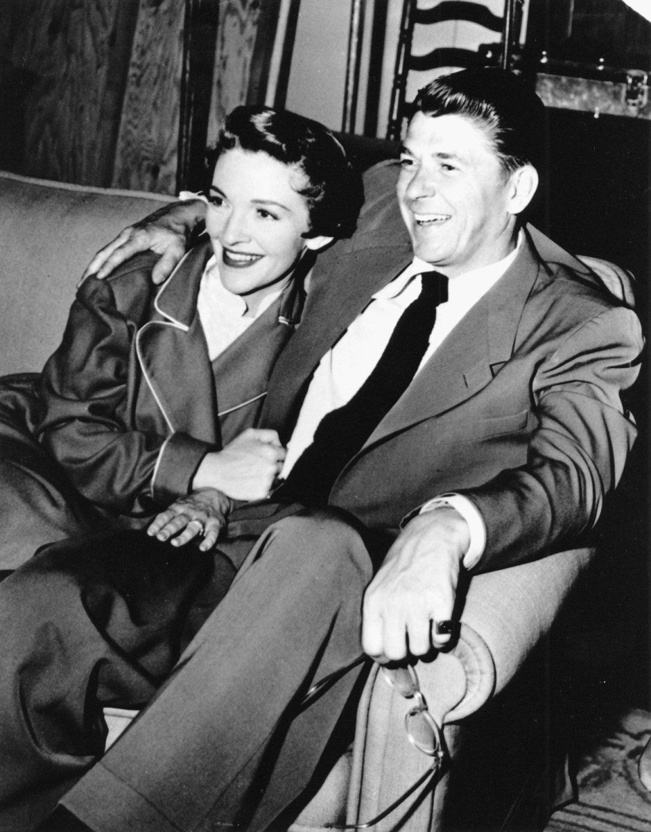 Ronald-Reagan-Nancy-movie-set-Donovans-Brain-1953.jpg