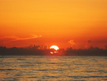 sunrise_over_the_ocean_by_ihateyou_yetiloveyou-d62vyrd.jpg