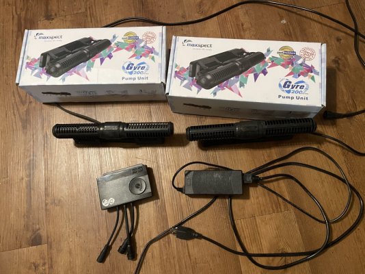 Maxspect gyre xf250- two pumps and controller