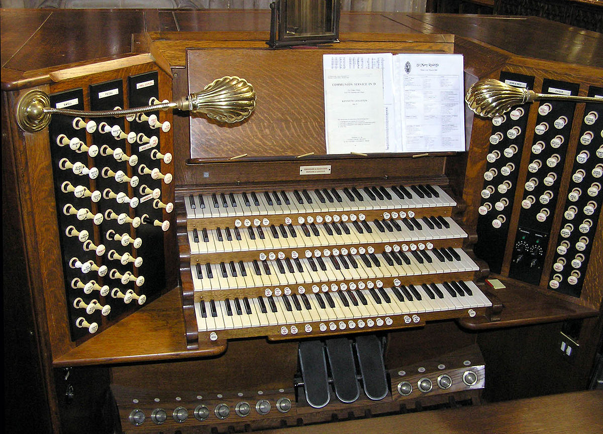 1200px-Pipe.organ.console.arp.jpg