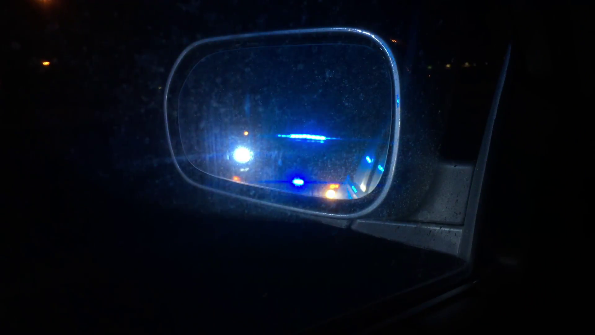 police-lights-flashing-in-side-view-mirror-of-car_h1xo5ycs__F0000.png