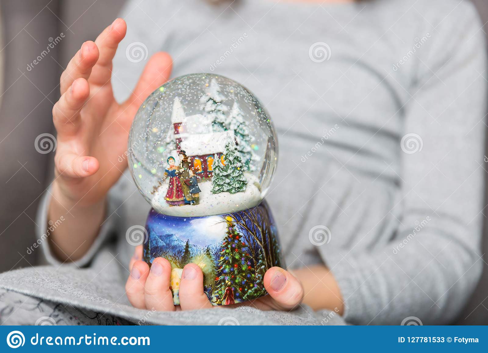 christmas-snowglobe-hands-girl-s-127781533.jpg